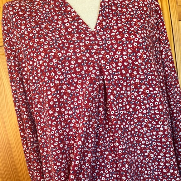 Weekend Susan Betro Large Floral Ditzy Print Bell Sleeve Vneck Shirt Feminine - Picture 4 of 11